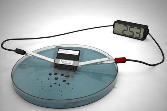 美科学家发明瞬态电池:投入水中30分钟可自行溶解