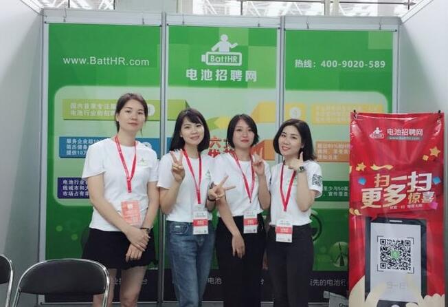 展会结束后工作人员拍照留影